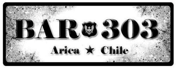 Logo de RESTOBAR 303, simula una patente de automóvil donde se lee BAR (un escudo) 303  y debajo Arica (una estrella) Chile.