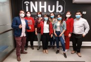 directora nacional y regional junto a jovenes en inhub