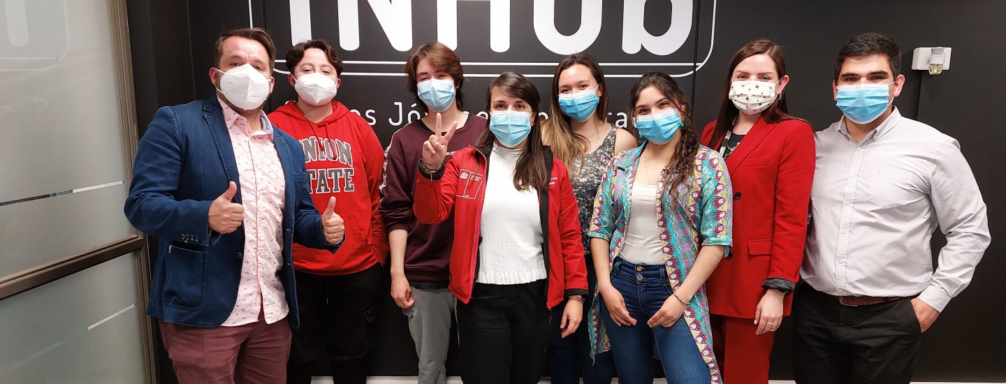 directora nacional y regional junto a jovenes en inhub
