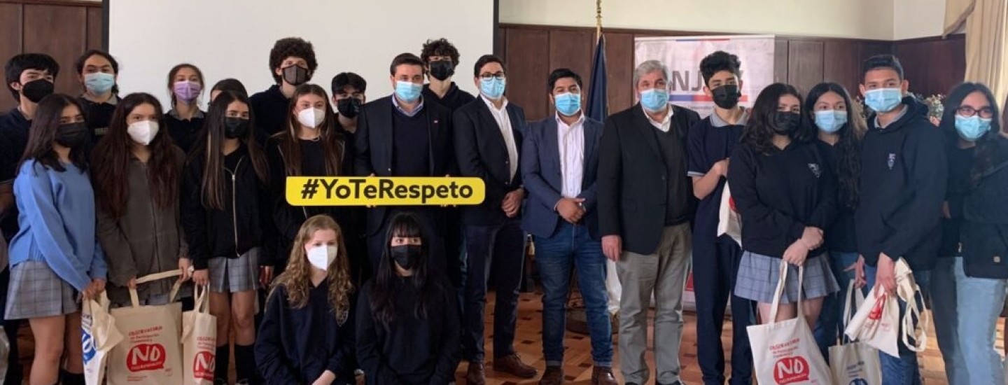 estudiantes posando con banner "yo te respeto"