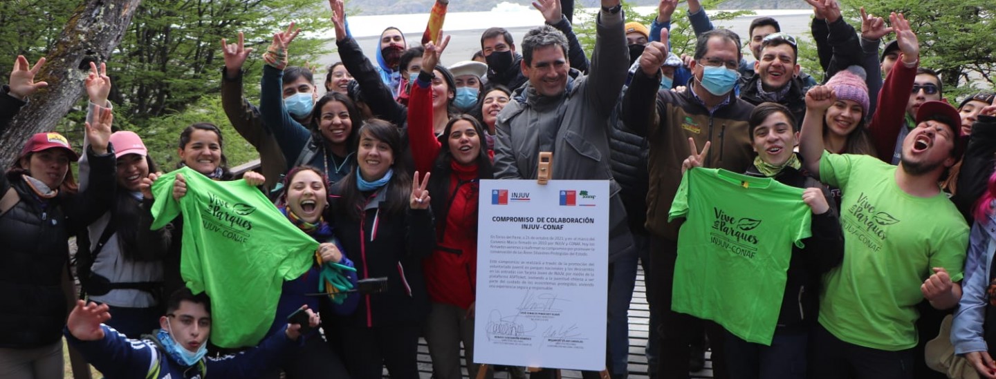 jovenes y autoridades 