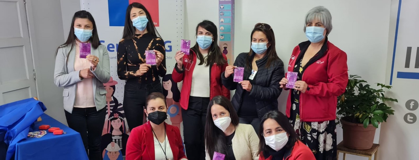 Autoridades inauguran dispensador de condones femeninos