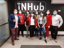 directora nacional y regional junto a jovenes en inhub