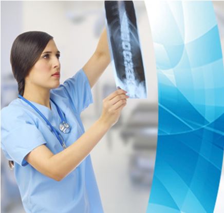 Mujer vestida de azul revisando una radiografía, profesionales que buscan una mejor atención y promocionan sus servicios que son efectivos y de calidad.