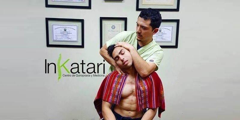 La imagen representa dos personas;  Médico Quiropráctico realizando una sesión de Quiropraxia a joven.