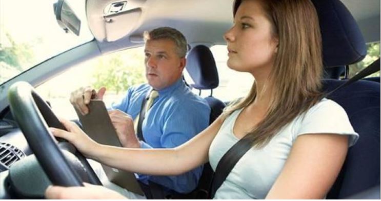 La imagen representa dos personas: Una joven que está realizando un curso de conducción, mientras supervisor está evaluando su desempeño.